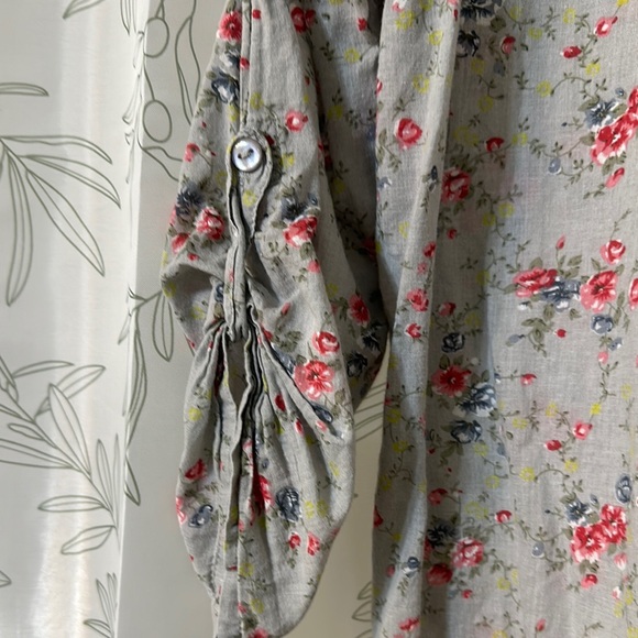 Eden & Olivia- Light Gray V-Neck Cuffed Sleeve Blouse EUC - Picture 4 of 7